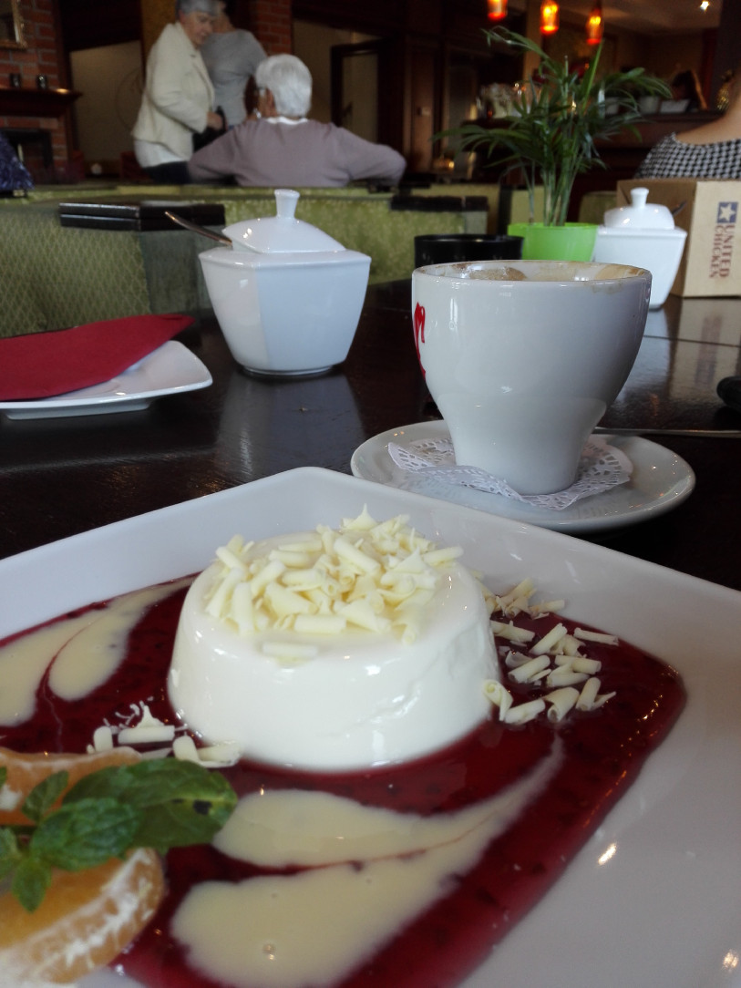 Pyszna kawa, pyszny deser, w tle kawiarniany gwar.