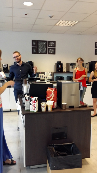 Pan Daniel snuje opowieści o ziarnach słoniowatych.