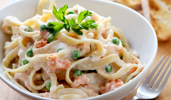 Łosoś w kawowym sosie z makaronem