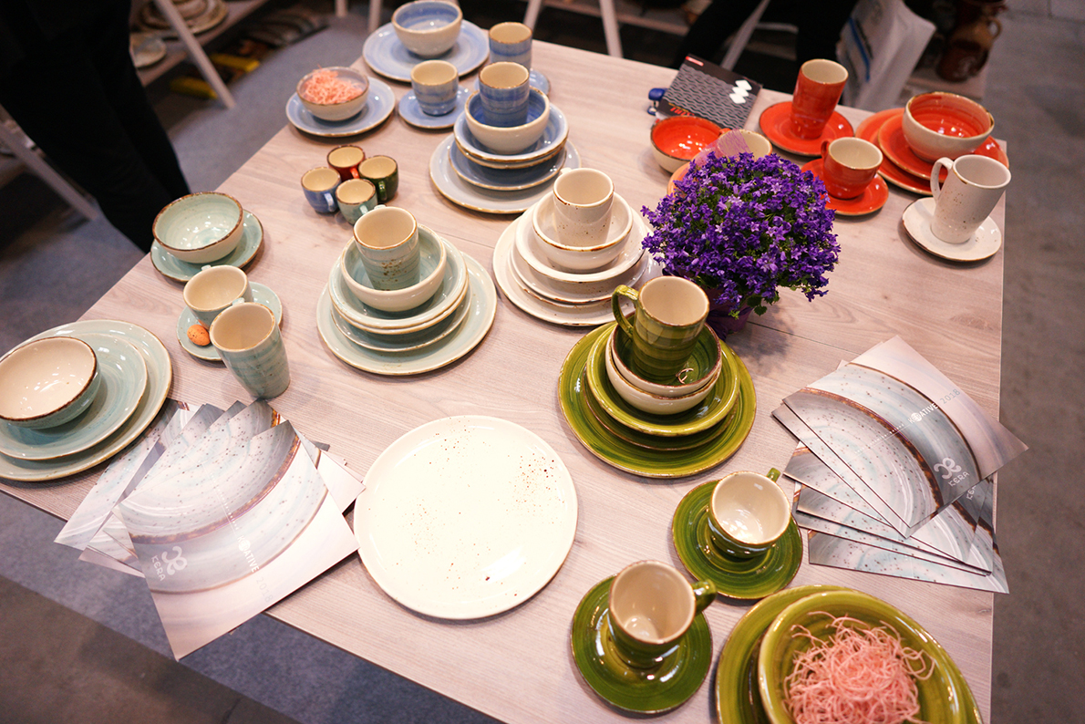 Zastawa stołowa, może nie całkiem kawowa ale niektóre z tych oryginalnych, choć nieco babcinych, kubków mogłyby z powodzeniem wypełnić się naszym ulubionym napojem :)