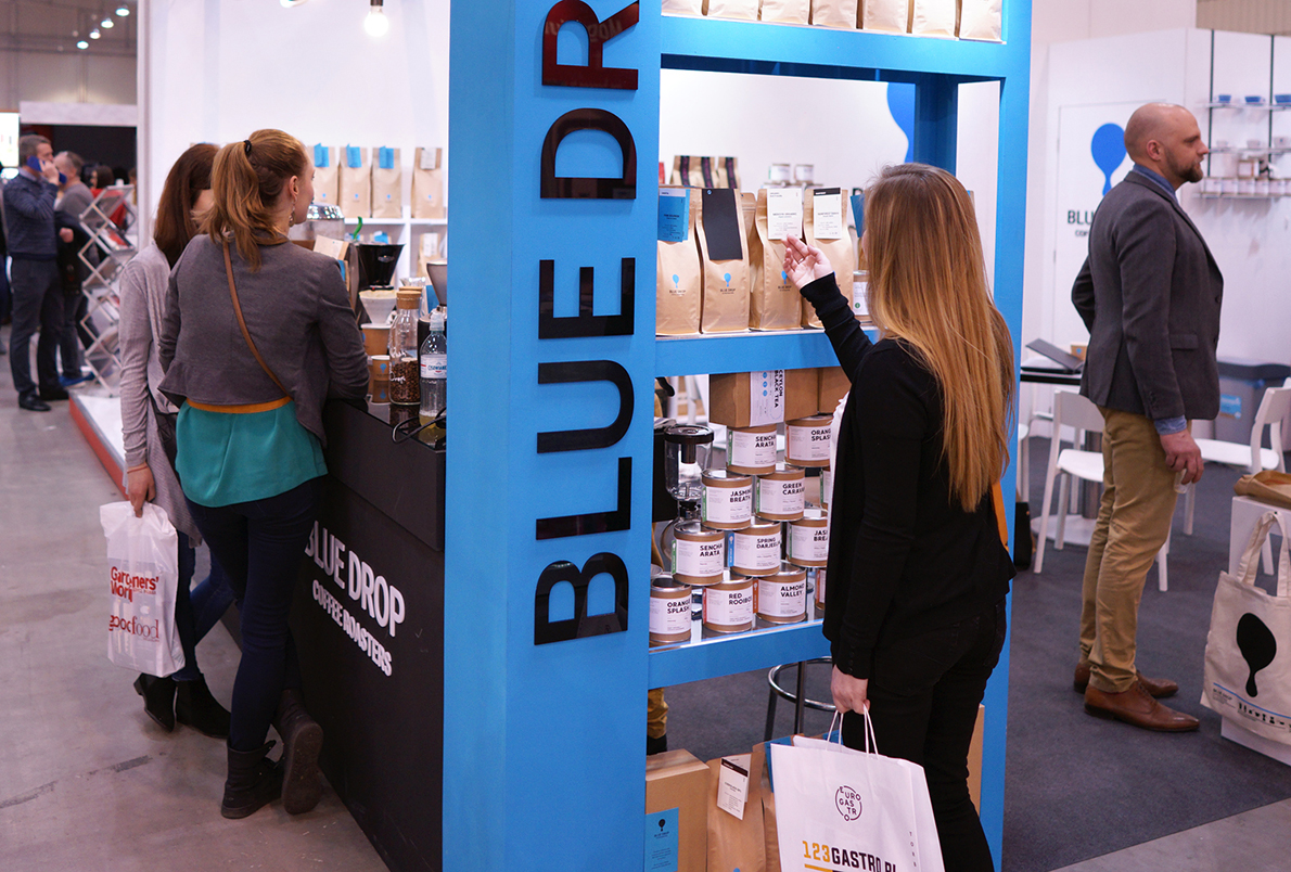 Blue Drop – palarnia kawy. Podobno główny roaster odnalazł w starodawnych zapiskach polską nazwę osoby wypalającej ziarna kawy, czyli tzw. „roastera”. Mamy namiar, będziemy śledzić Jego kolejne historyczne odkrycia.