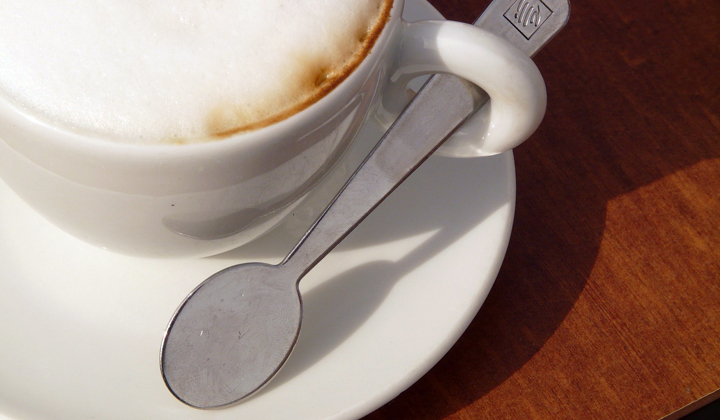 Domowe spienianie różnych rodzajów mleka