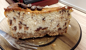 Przepis na pyszny sernik z kawą i czekoladą na Dzień Sernika