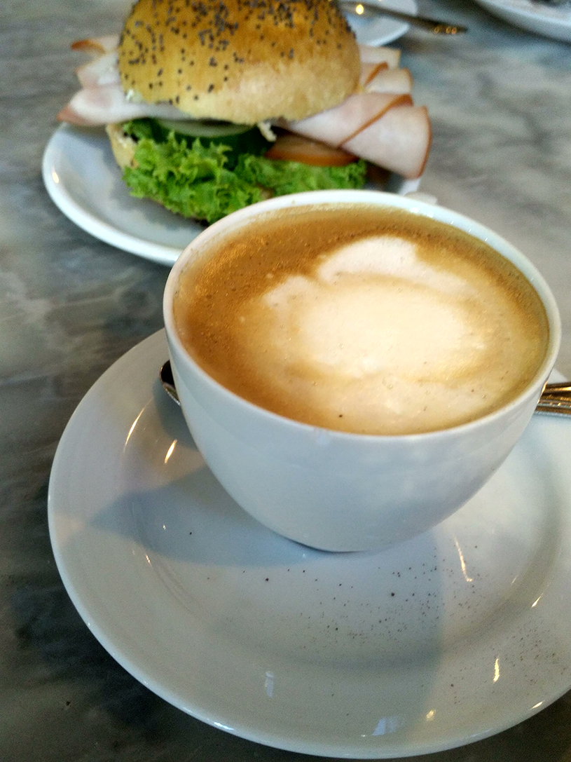 Zdjęcie 9. Flat white i kanapka na dobry początek dnia