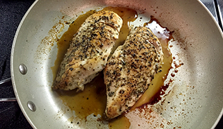 Pierś z kurczaka w pieprznej panierce z...kawowym sosem