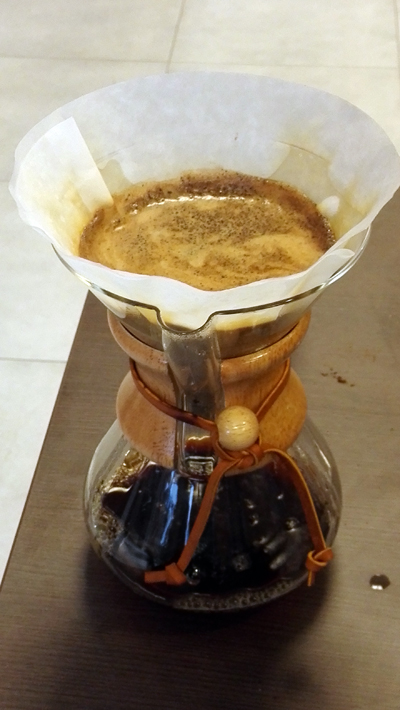 Chemex - kawa w nim przygotowywana ma bardzo delikatny i czysty smak, papierowy filtr wyłapuje tłuszcze odpowiedzialne za body, jednocześnie długi czas parzenia sprawia, że przez filtr przedostają się związki aromatyczne. 