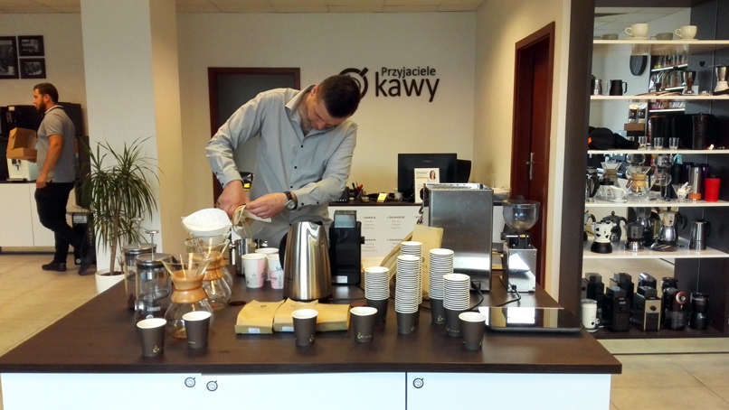 Wnętrze sklepu i świetnie zorganizowane miejsce degustacji, gdzie każdy mógł podpatrzeć sztukę parzenia kawy.
