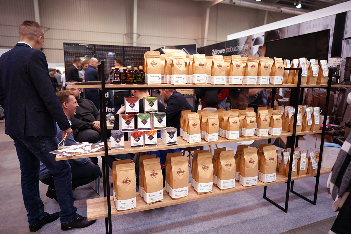 Stoisko nowo otwartej warszawskiej kawiarni Etno Cafe. Jakiś czas temu odwiedziłam lokal – pomimo nietypowej jak na kawę i pogaduszki pory kawiarnia była pełna ludzi, tak jak i ich stoisko na targach.