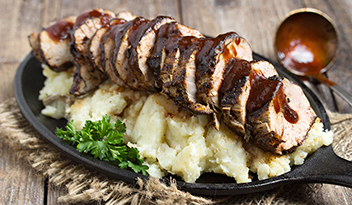 Wieprzowa polędwiczka z daktylami w sosie kawowym