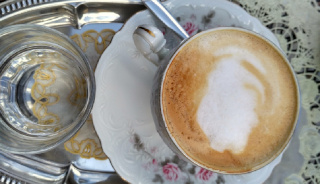 Kofeina i moda idą w parze? Bransoletki z kofeiną. 