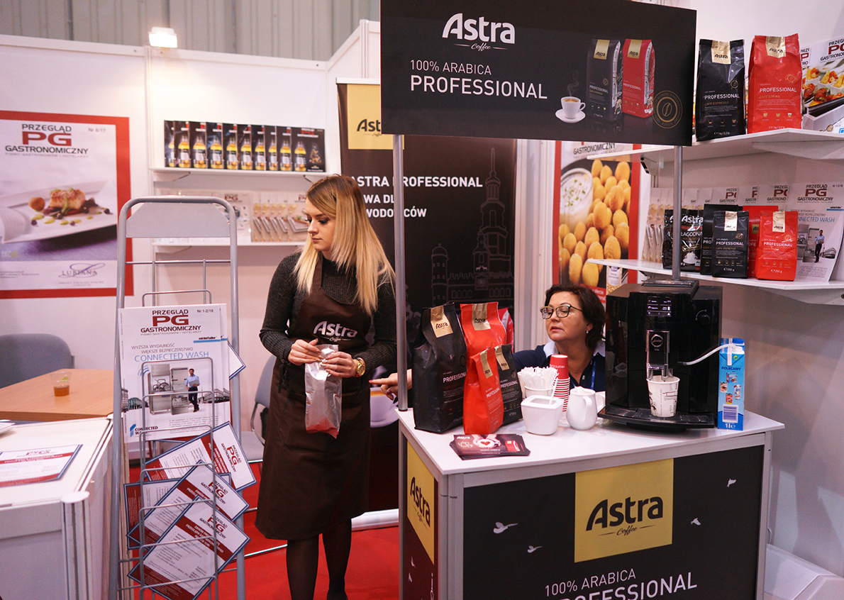 Stoisko palarni Astra. Obecnie na łamach naszego serwisu recenzujemy kawy z serii „kawy świata”, następnie kolej przyjdzie do „professional”. Firma zmienia aktualnie swoją siedzibę, mamy nadzieję, że uda nam się odwiedzić palarnię w nowej lokalizacji.