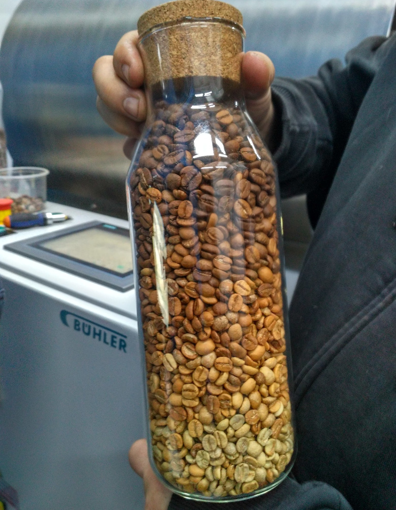 Jak wygląda palenie ziaren kawy? Odwiedzamy Blue Drop Coffee Roasters