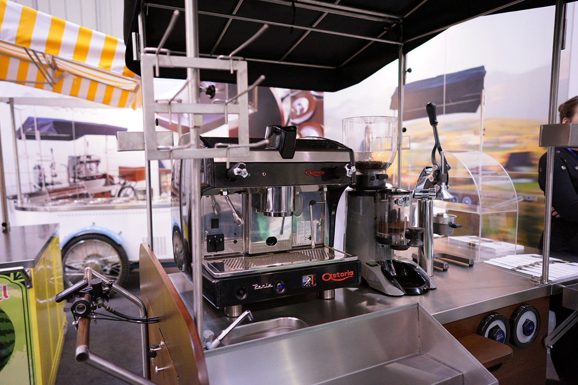 Kawowa riksza. Taki jeżdżący pojazd można przeznaczyć pod wiele produktów (hot-dogi, lody, etc.), ten ze zdjęcia posiadał ekspres do kawy, młynek i niezbędną przestrzeń do zaparzenia małej czarnej. Jeśli jesteście interesowani kawowym biznesem na kółkach wpiszcie w wyszukiwarkę „rowery gastronomiczne JG gastro”.