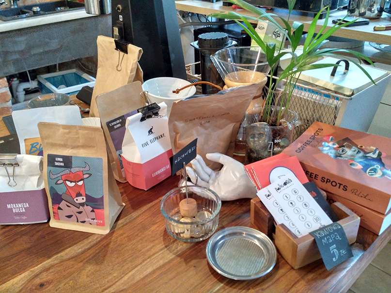 Fot. 5. Kawy, książki, mapy miasta