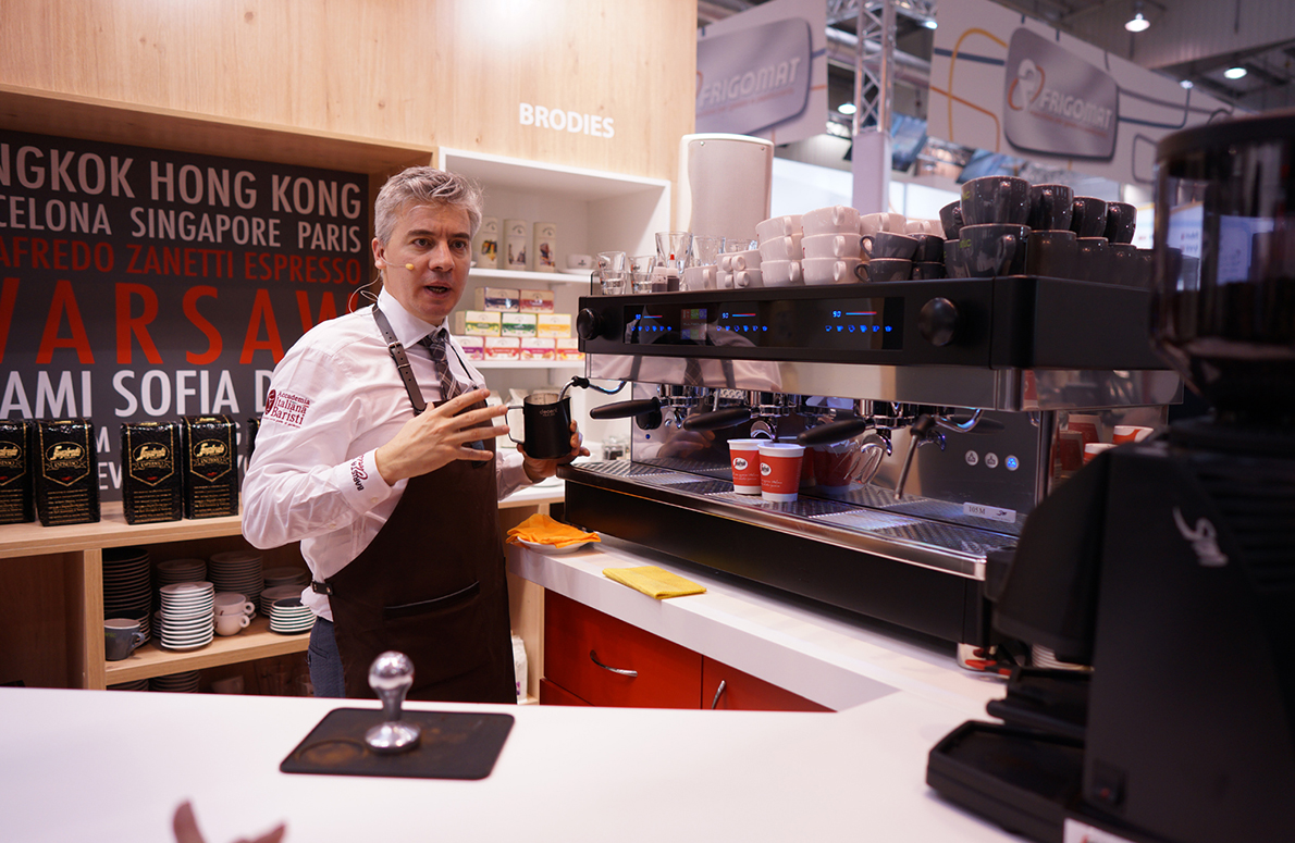 Na stoisku Segafredo trafiliśmy na pokaz przygotowywania prawidłowego espresso przez prawdziwego Włocha.