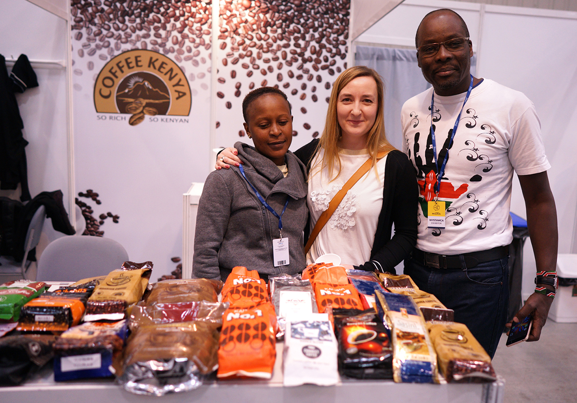 Kenijska kawę w ziarnach zakupiłam i już wkrótce zrecenzuję ją na łamach naszego serwisu a wszystkich chętnych do sprowadzenia kawy prosto z Kenii i jej dalszego rozprowadzania lub serwowania we własnym lokalu zapraszam do kontaktu ze mną pod adresem ewa@cie-kawa.pl