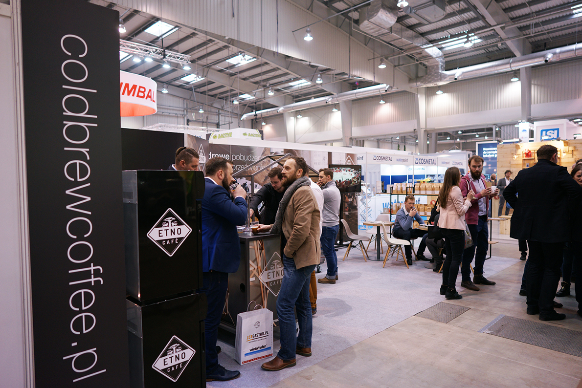 Etno Cafe z drugiej strony – jak widać luźna, kawiarniana atmosfera udziela się łatwo w odpowiednim miejscu.