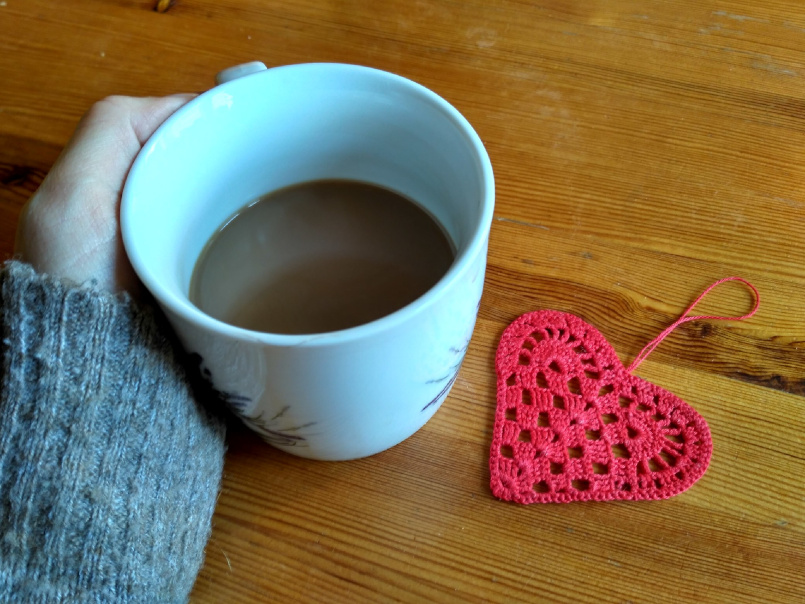 Kofeina i moda idą w parze? Bransoletki z kofeiną. 