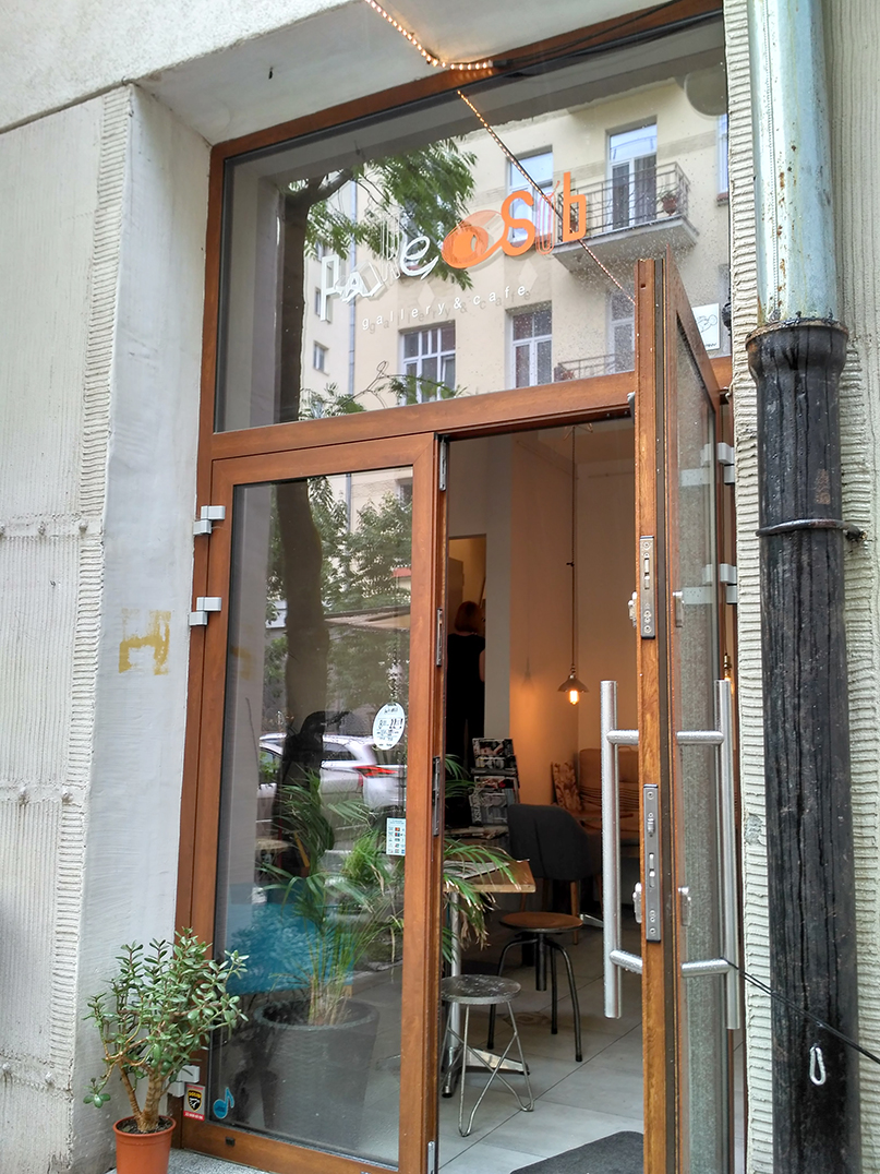 Fot. 1. Kolorowe wejście do kawiarni &bdquo;Parę Os&oacute;b&rdquo;, ul. Tarczyńska