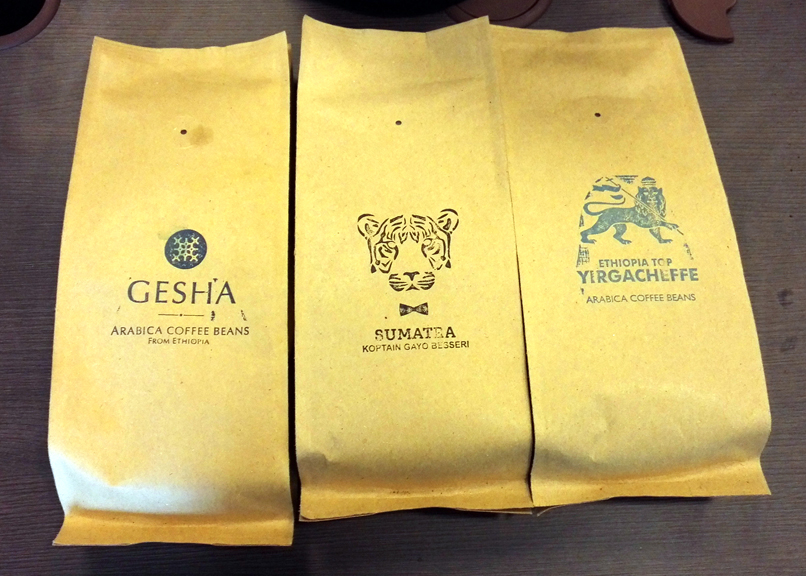 Najwyższej jakości etipska Gesha i Yirgacheffe oraz indonezyjska Sumatra - kawy, których smak i zapach testowaliśmy podczas degustacji. Każda z kaw opakowana w papierową torebkę z wentylem.