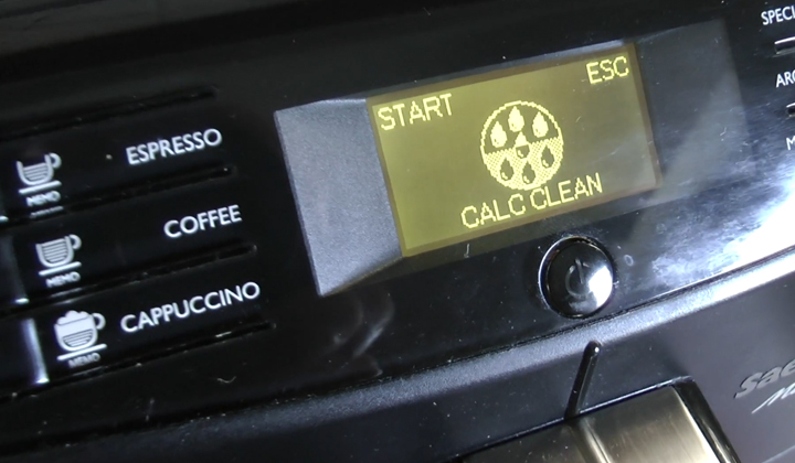 Odwapnianie ekspresu do kawy octem