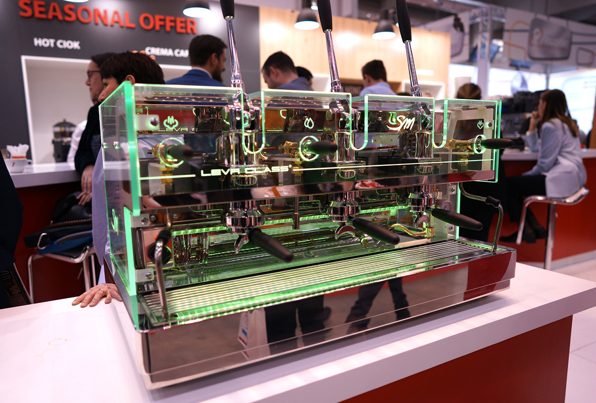 Podświetlany ekspres do kawy – luksus i nowoczesność.