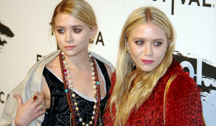 Siostry Olsen piją kawę na pokazie swojej najnowszej kolekcji ubrań