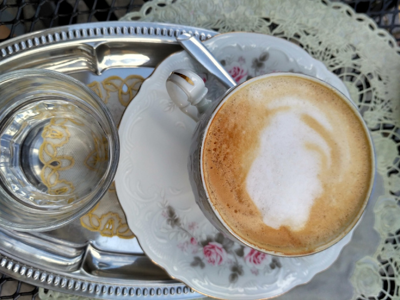 Kofeina i moda idą w parze? Bransoletki z kofeiną. 