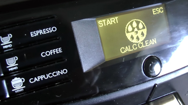 Odwapnianie ekspresu do kawy roztworem wody i octu