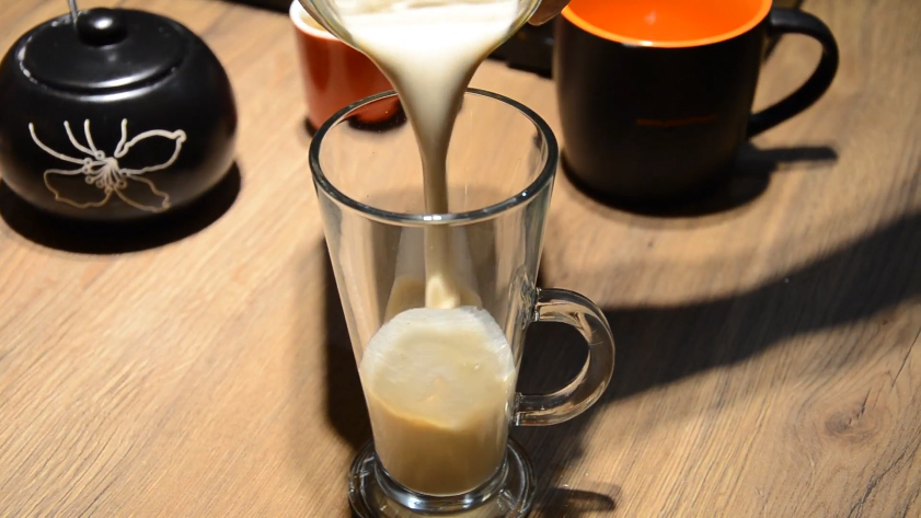 Prosty domowy sposób na mrożoną kawę z mlekiem