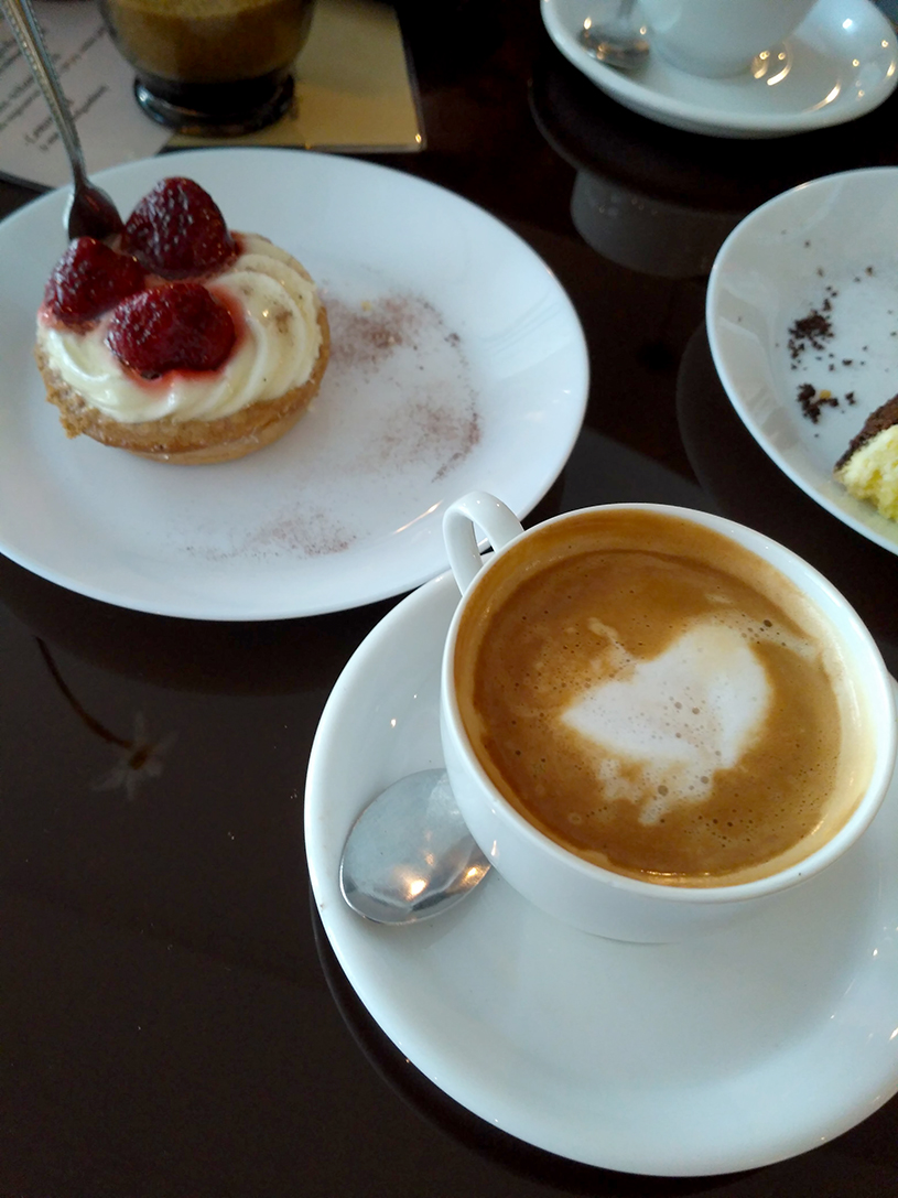 Zdjęcie 8. Biała kawa w towarzystwie babeczki z budyniem i owocami