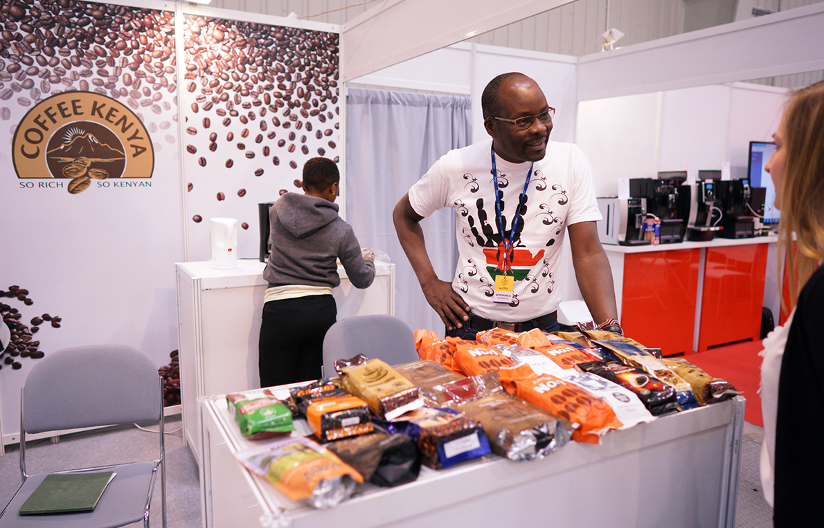 Rozmawiam z kenijskim wystawcą a w tle przygotowuje się dla mnie kawa do spróbowania.