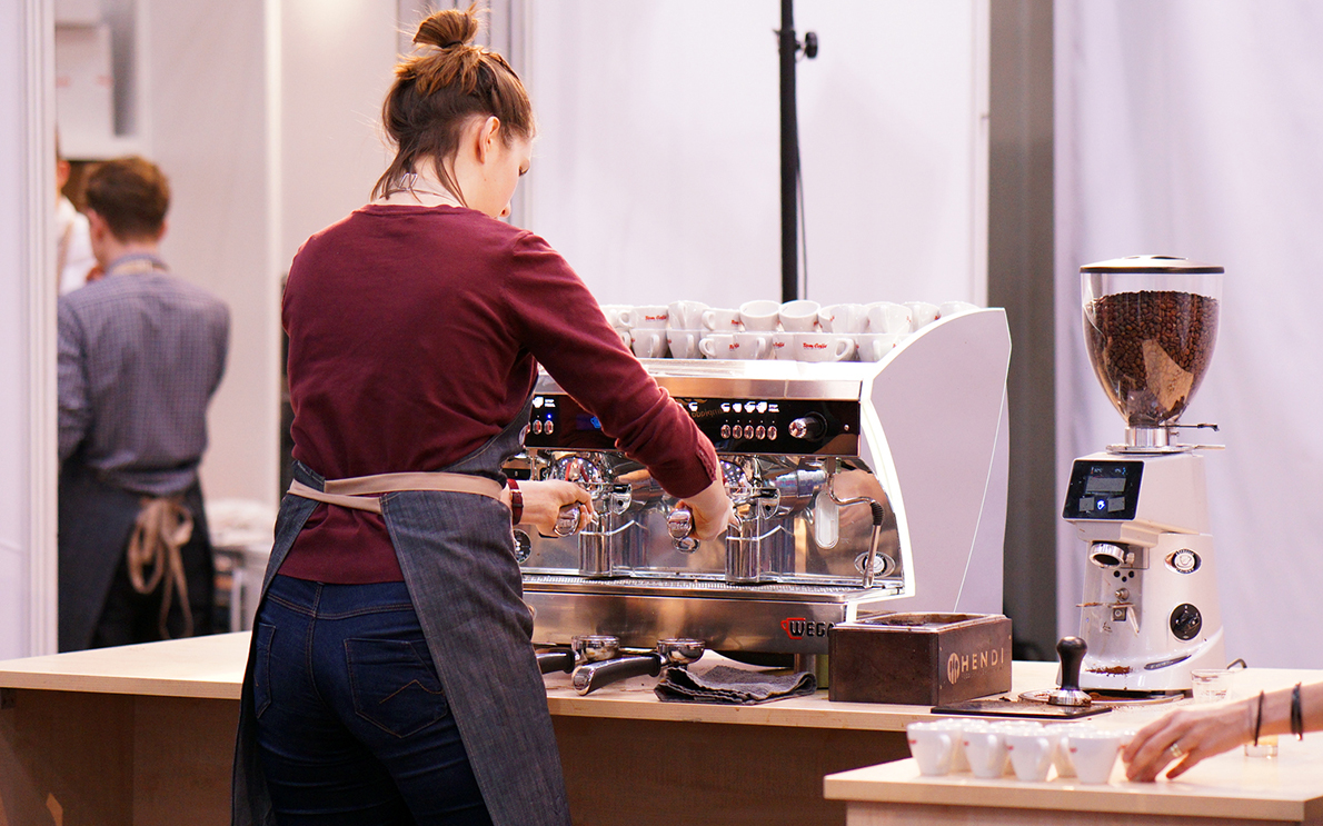 Jedną z konkurencji na zawodach baristycznych było zrobienie jak największej ilości poprawnych espressso w wyznaczonym czasie. Obserwując zmagania baristki zdałam sobie sobie sprawę z tego, że nie jest to wcale taki łatwy zawód.