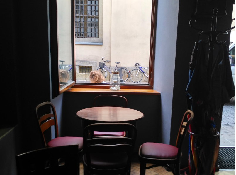 Pierwszy Lokal na Stolarskiej w Krakowie to kawiarnia z klimatem