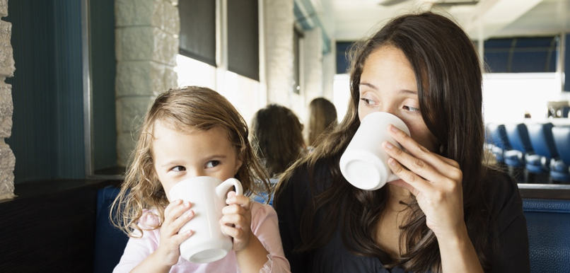 Picie kawy przez dziecko