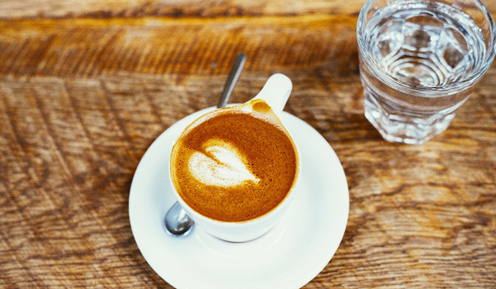 Po co podaje się wodę do kawy?