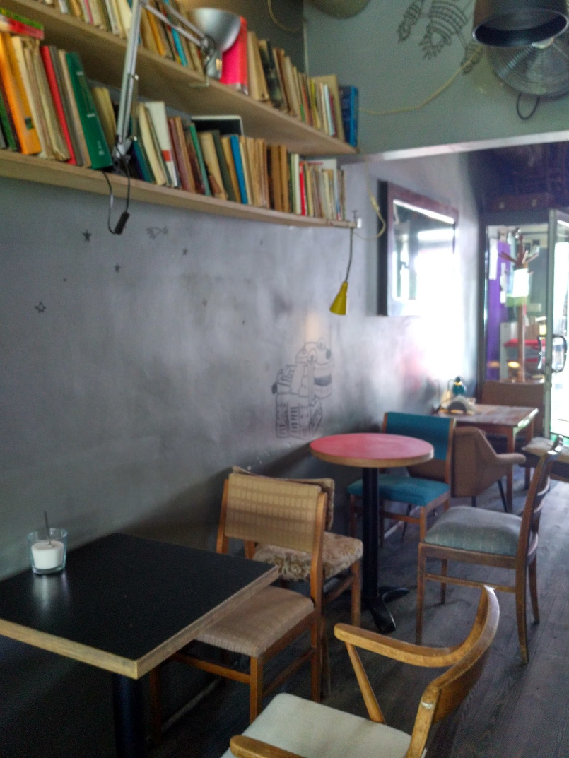 &bdquo;Pochwała niekonsekwencji&rdquo; - sąsiedzka kawiarnia na Ochocie