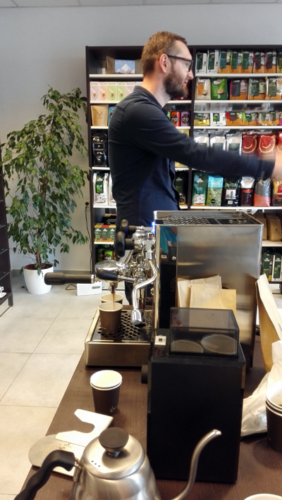 Z ekspresu sączy się czarny napar a Pan Daniel opowiada o skaczących kozach.