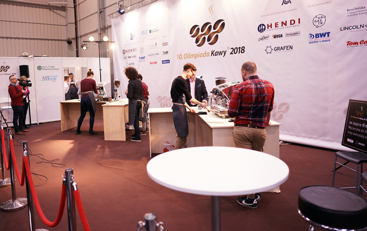 Zawody baristyczne. Dwa stanowiska z profesjonalnym sprzętem do zaparzania kawy.