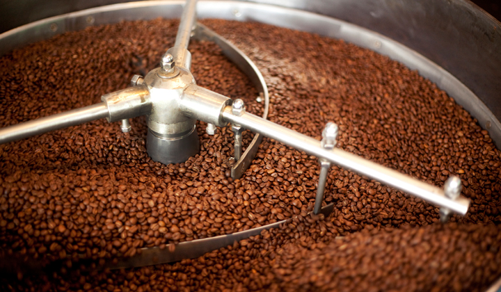 Jak dokładnie przebiega proces palenia kawy w bębnie?