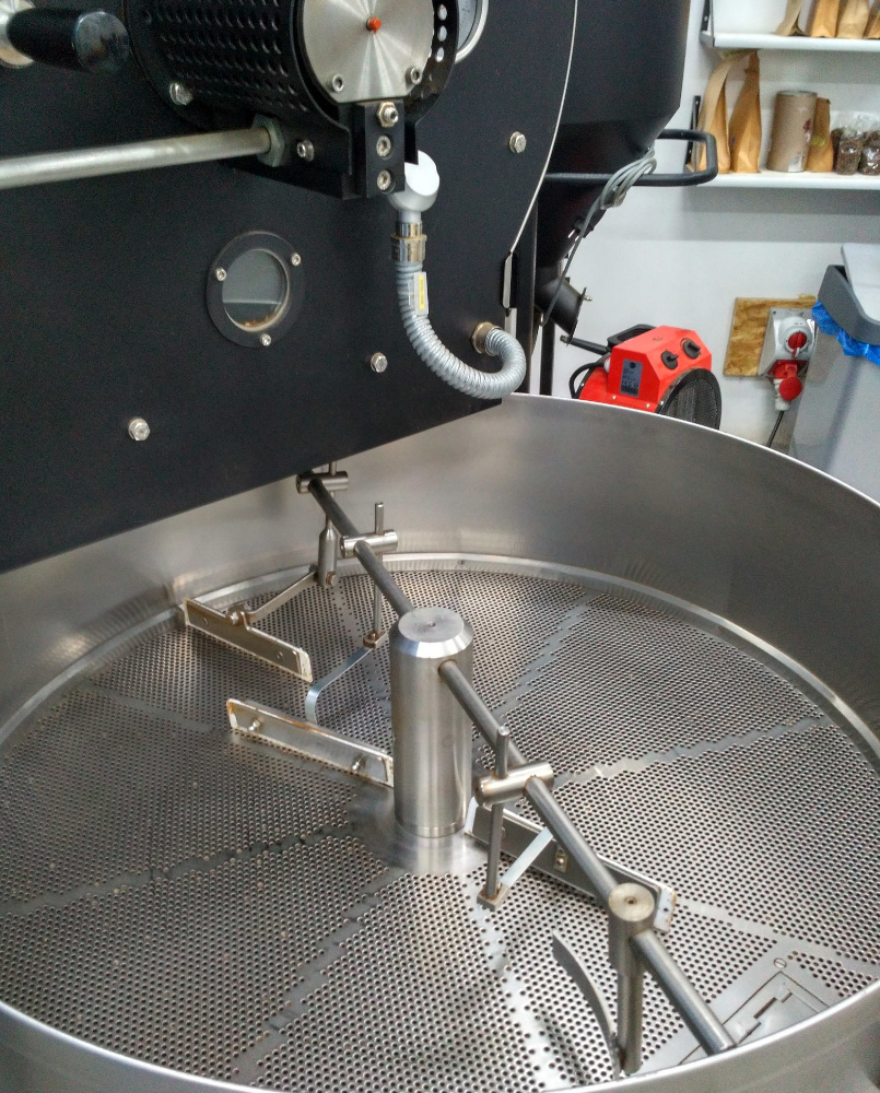 Jak wygląda palenie ziaren kawy? Odwiedzamy Blue Drop Coffee Roasters