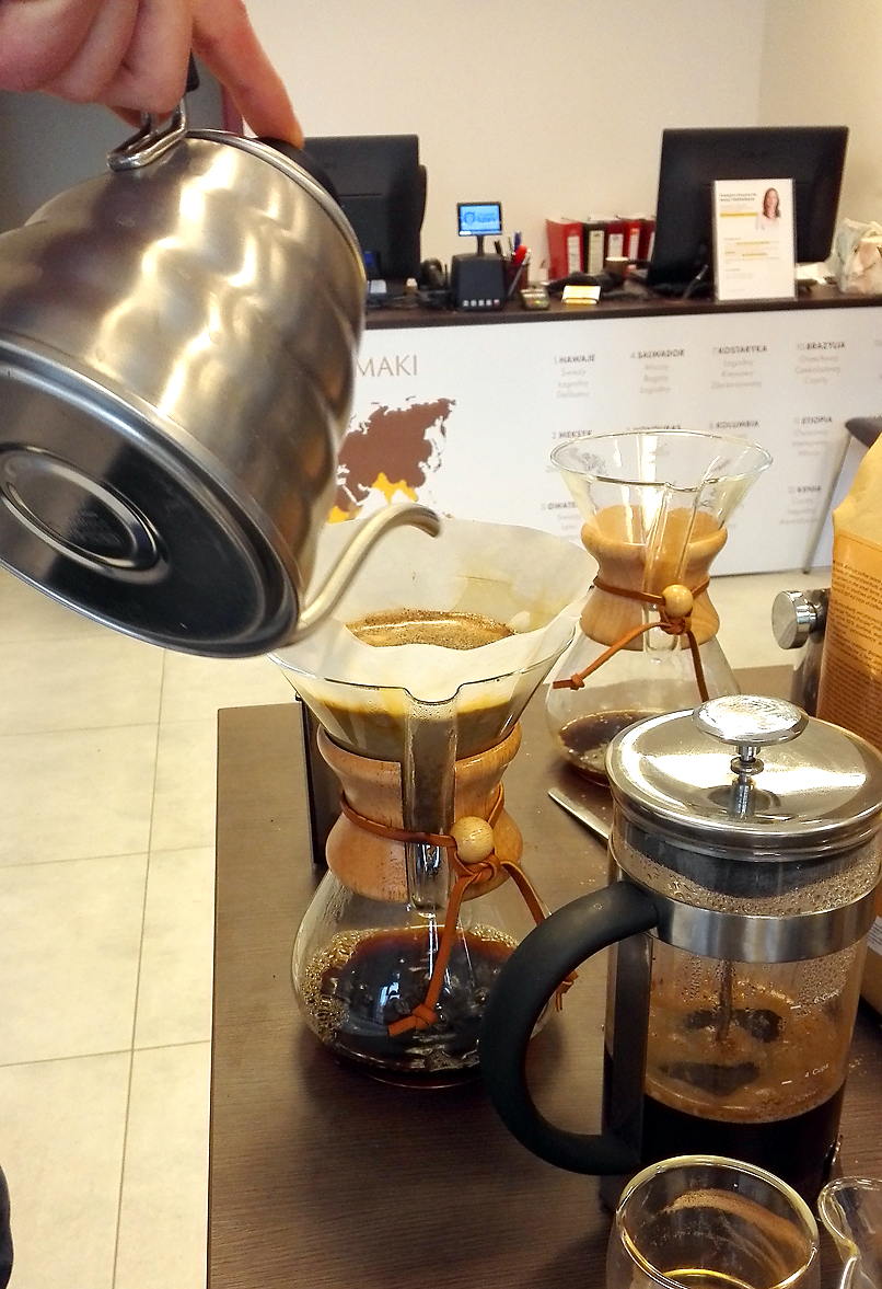 Alternatywne urządzenia do parzenia kawy: chemex i french press.