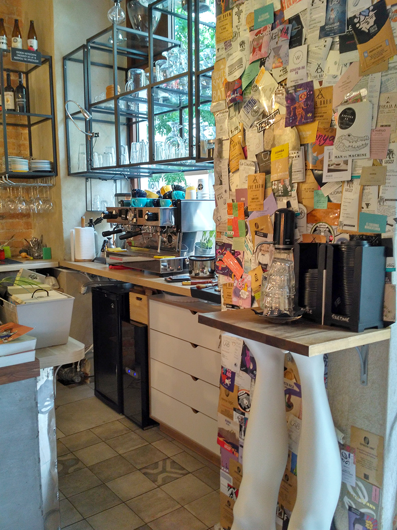 Fot. 2. Bar i miejsce, gdzie można zostawić ulotki i informacje